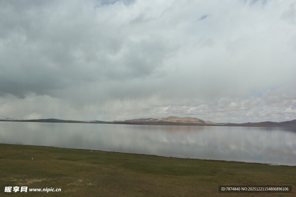 湖畔阴云景色