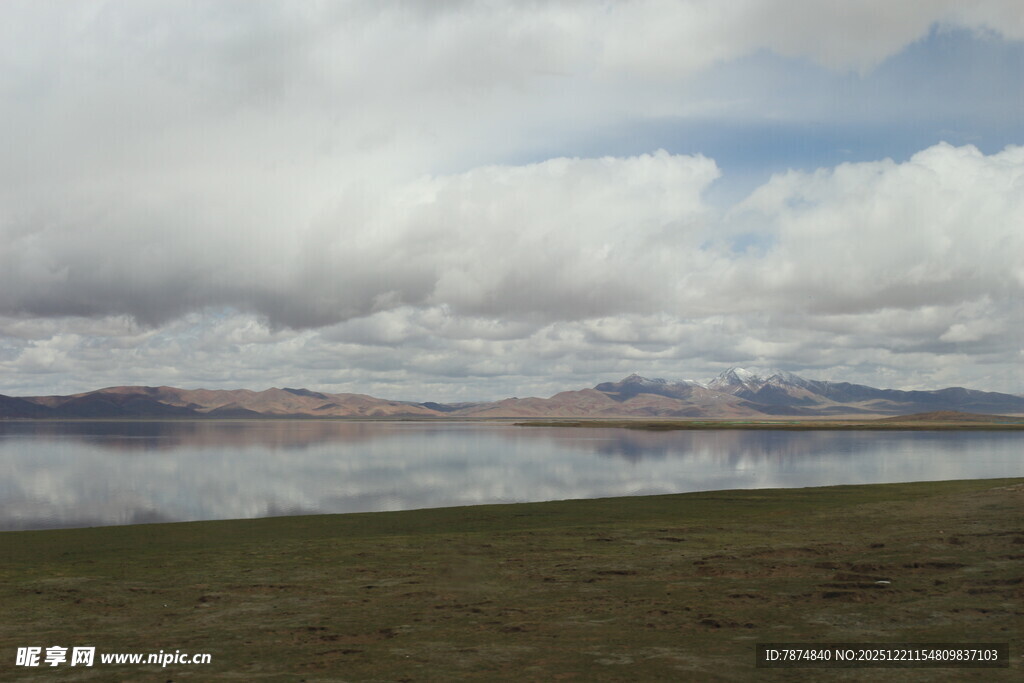 草原上的广阔水域与云层