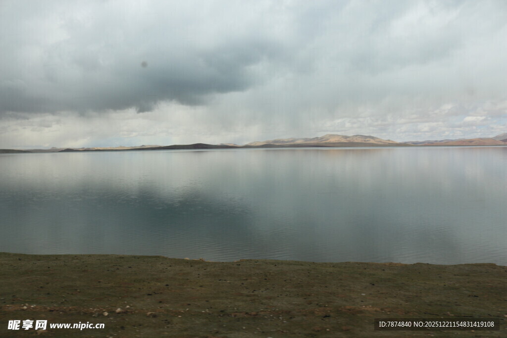 阴天下平静的湖面景色