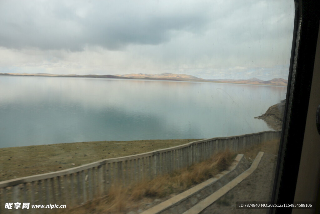 车窗外的湖景与阴沉天空