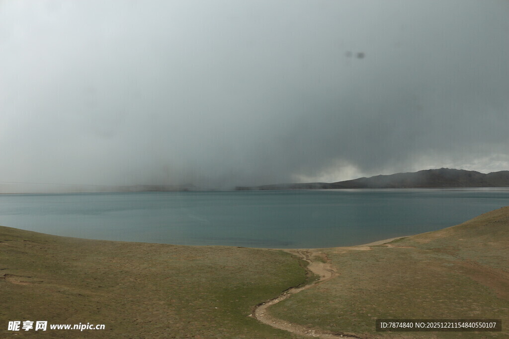 湖畔草原上的阴沉天空