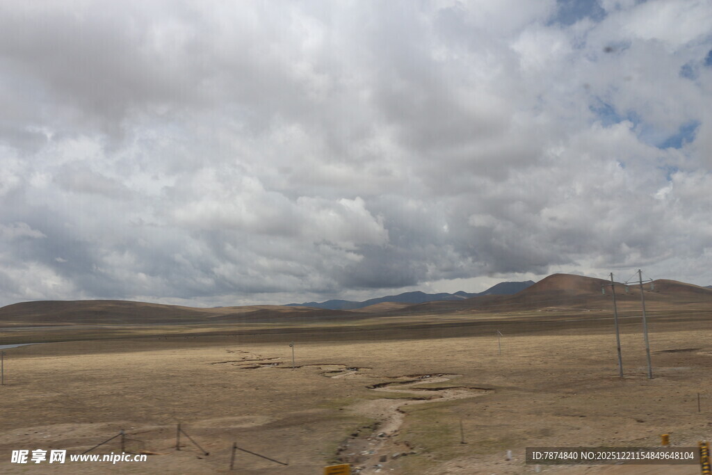 广袤荒原上的多云天空