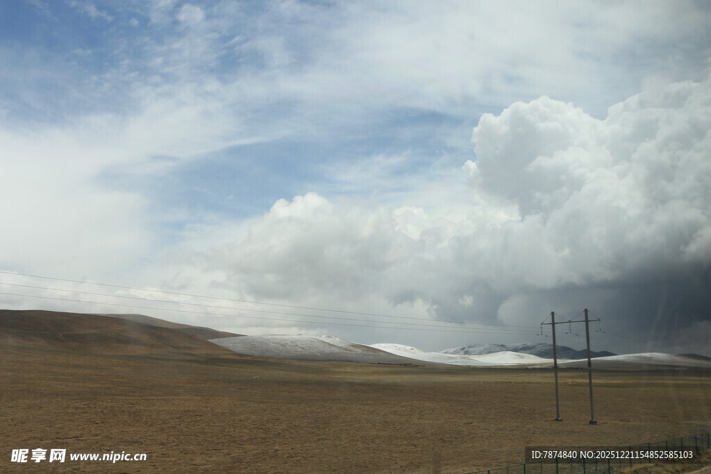草原上的壮阔云层景观