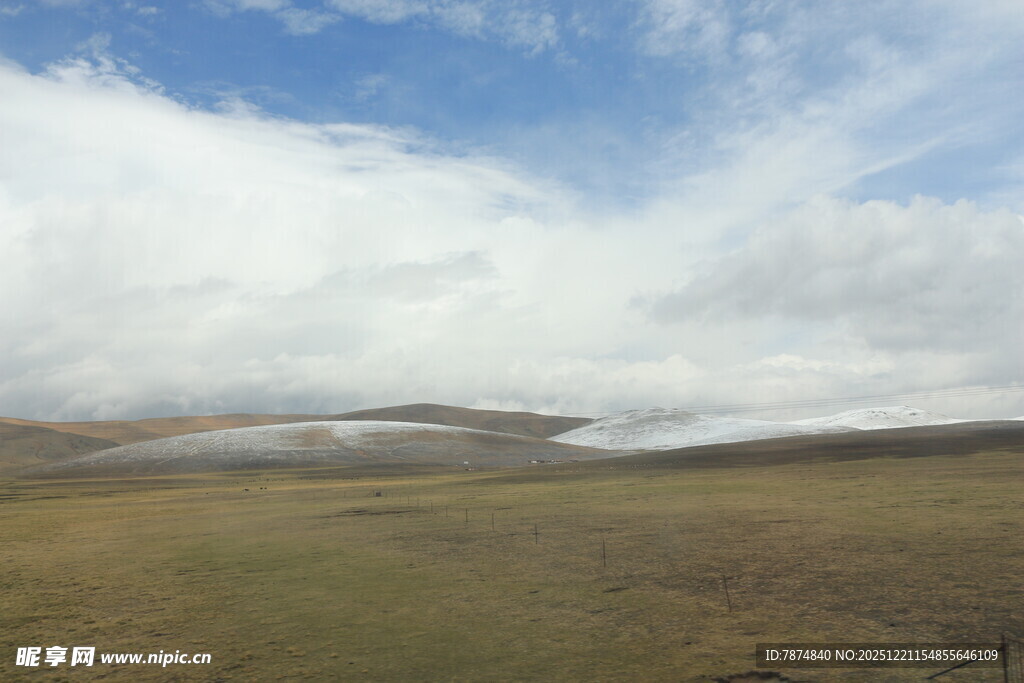 广袤草原上的蓝天白云