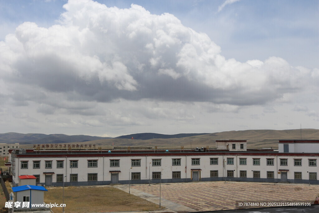 草原上的建筑与广阔天空