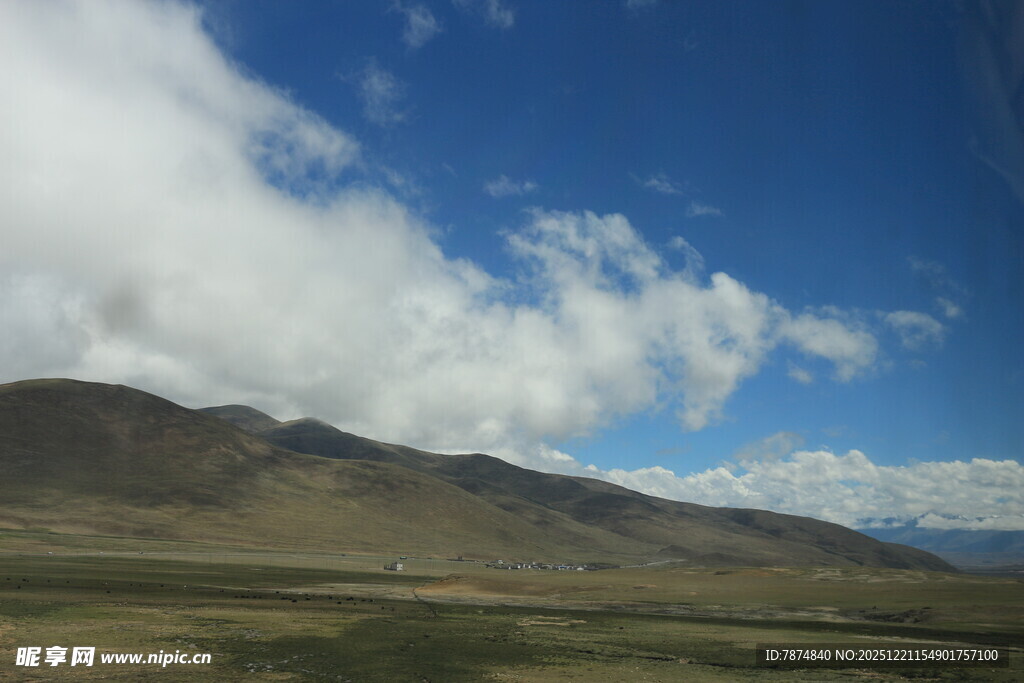 蓝天白云下的壮阔山脉