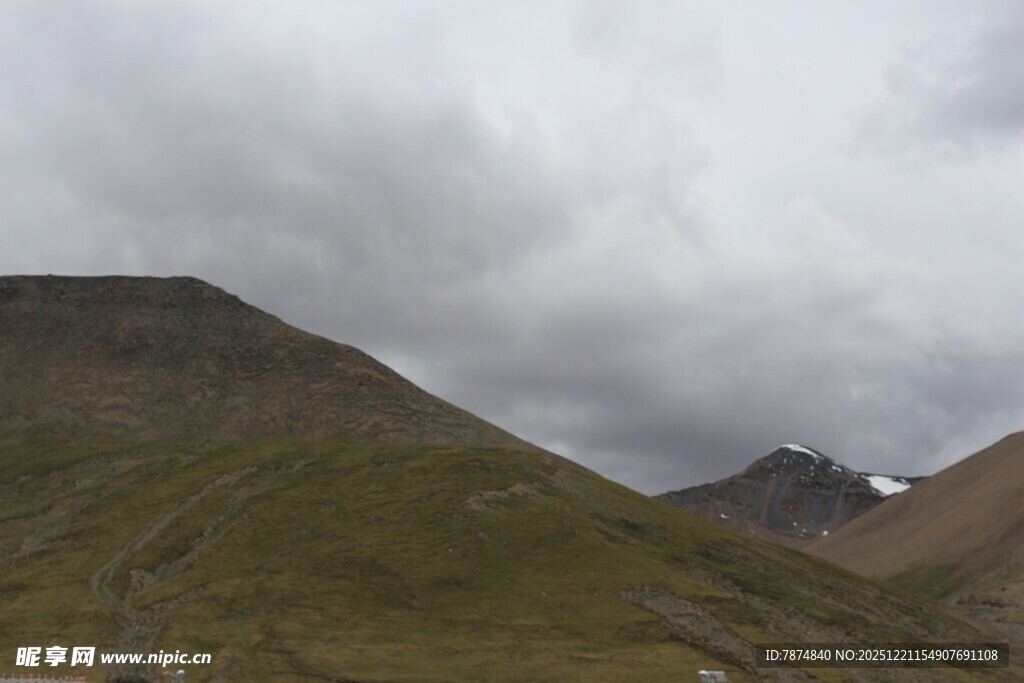 云雾缭绕的山峦景色