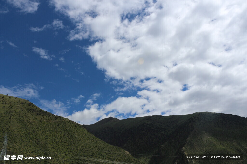 蓝天白云下的青翠山峦