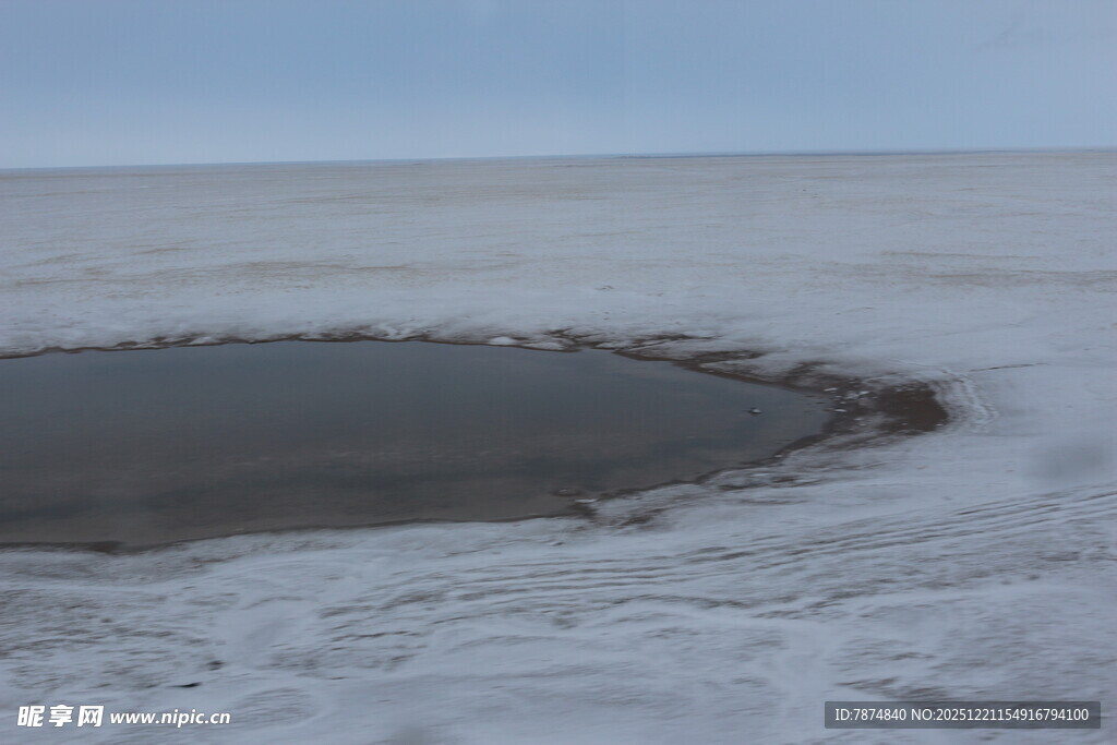 冰原上的神秘黑色水坑