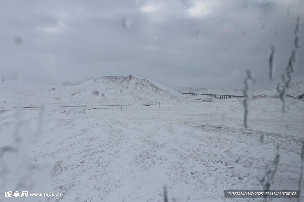 雪地旷野中的孤寂景象