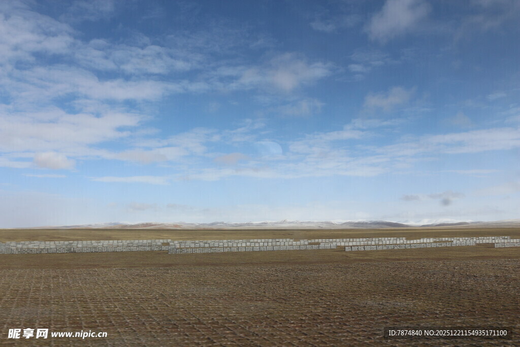 广袤原野上的蓝天白云