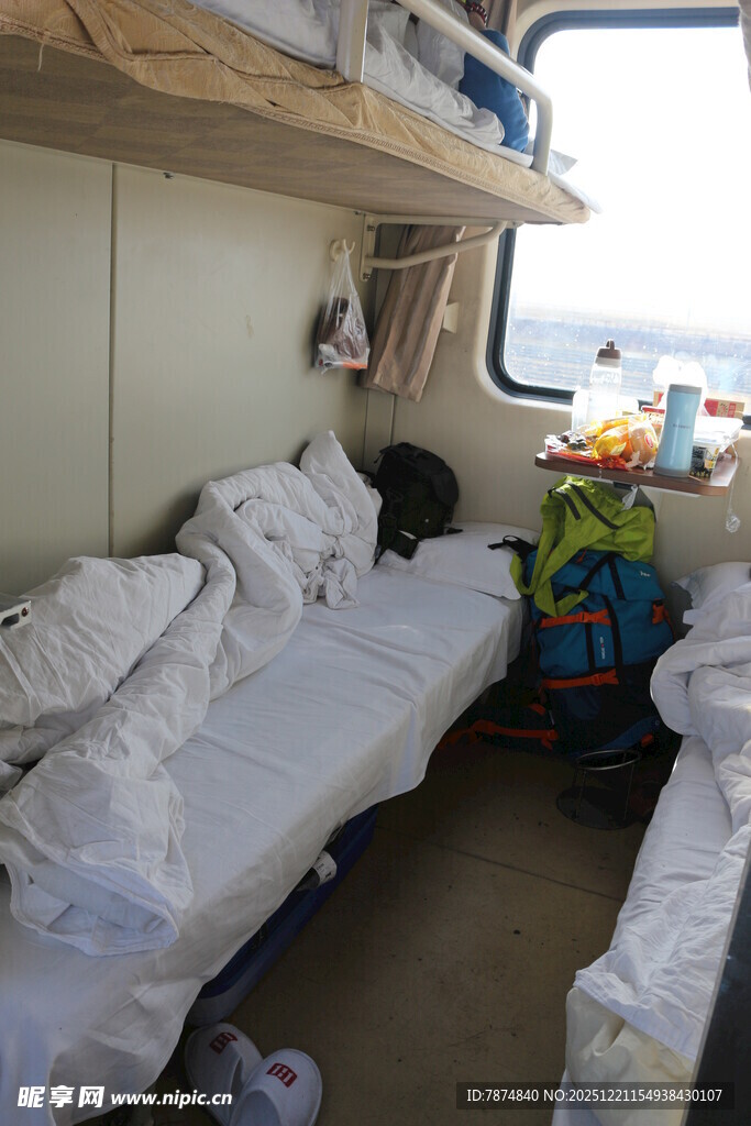 火车舱内的简易床铺