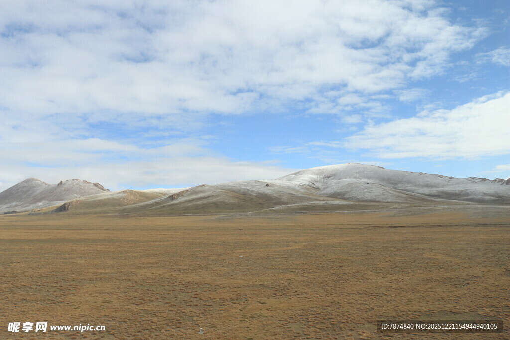 广袤荒原与远处雪山景观