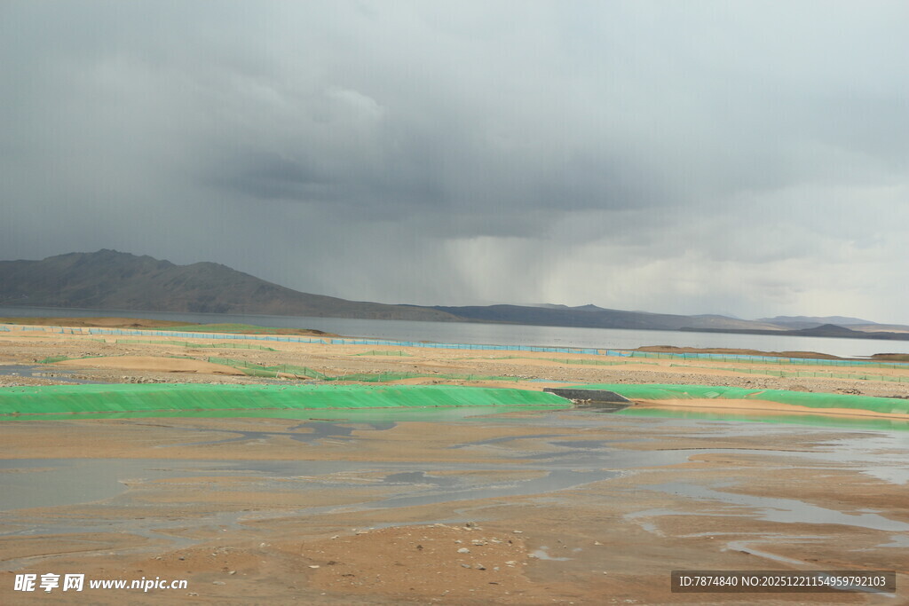 暴风雨前的广袤原野景观