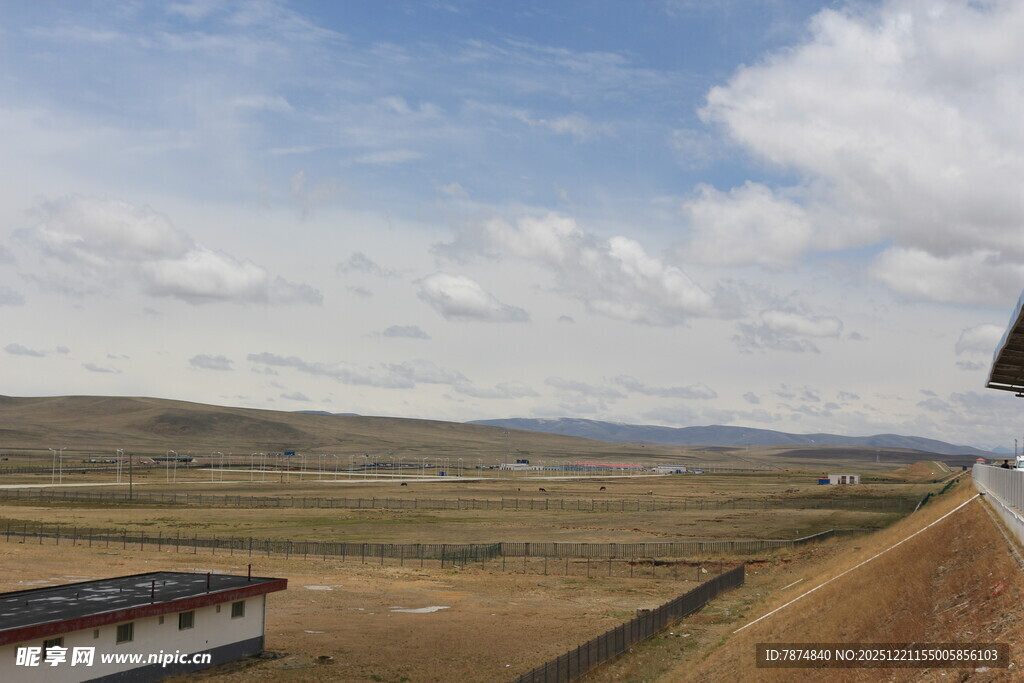 草原上的建筑与开阔风景