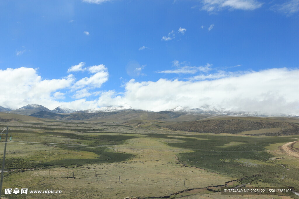 广袤草原上的蓝天白云