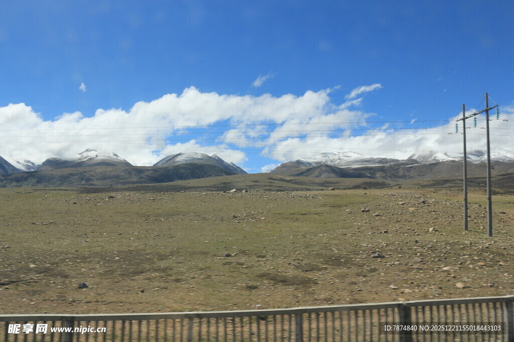 广阔草原与蓝天白云景观