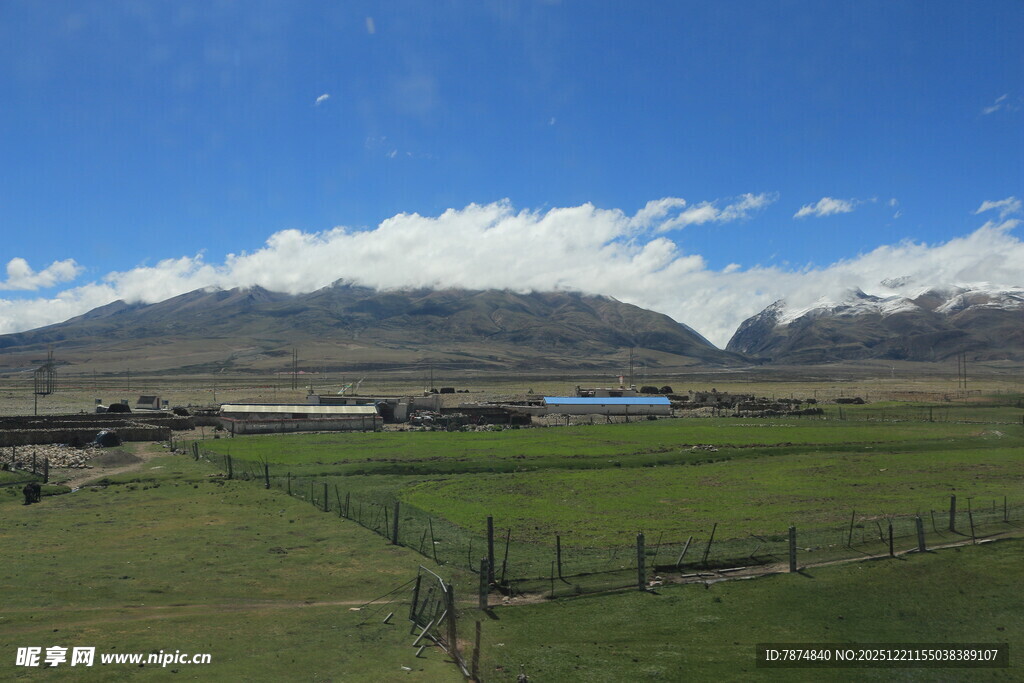 草原雪山下的田园风光