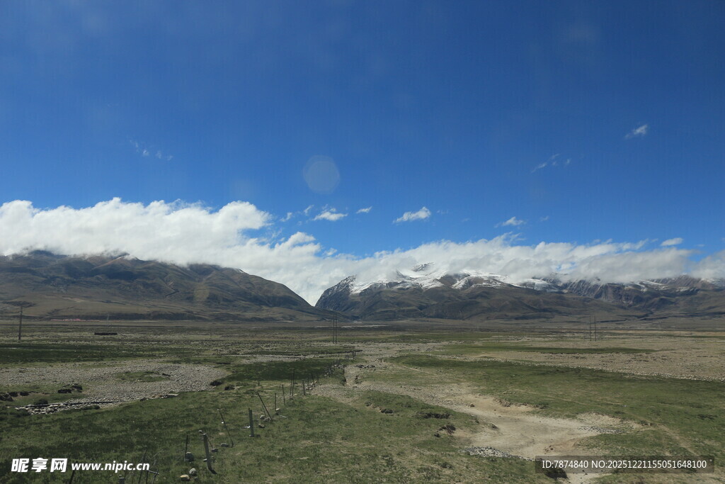 广袤草原与远山蓝天