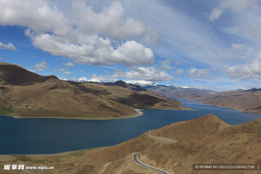 高原蓝湖与连绵山脉风光