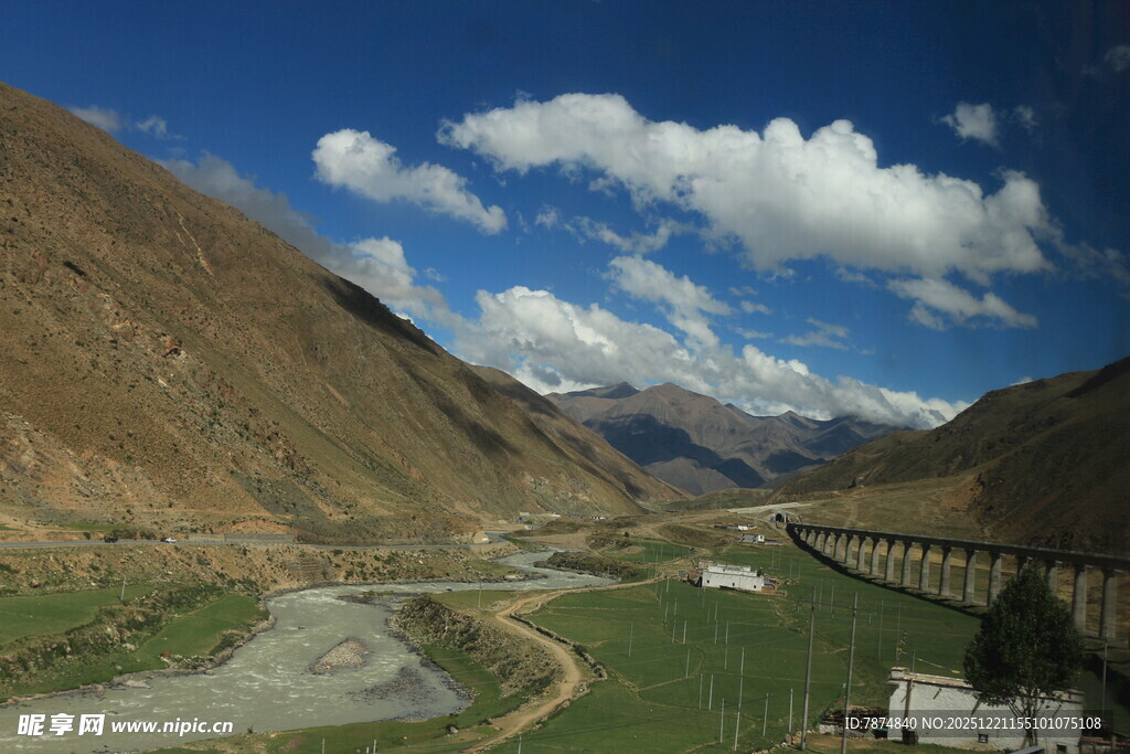 山间公路旁的壮丽风景