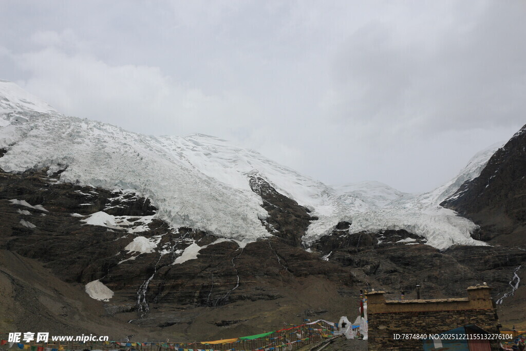 雪山下的藏区村落景观