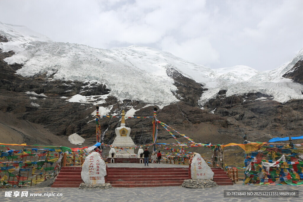 雪山下的藏式祈福景观