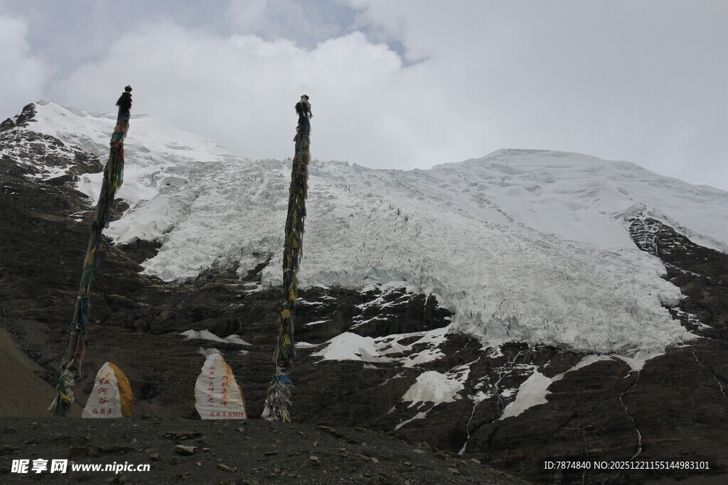 雪山下的古老经幡