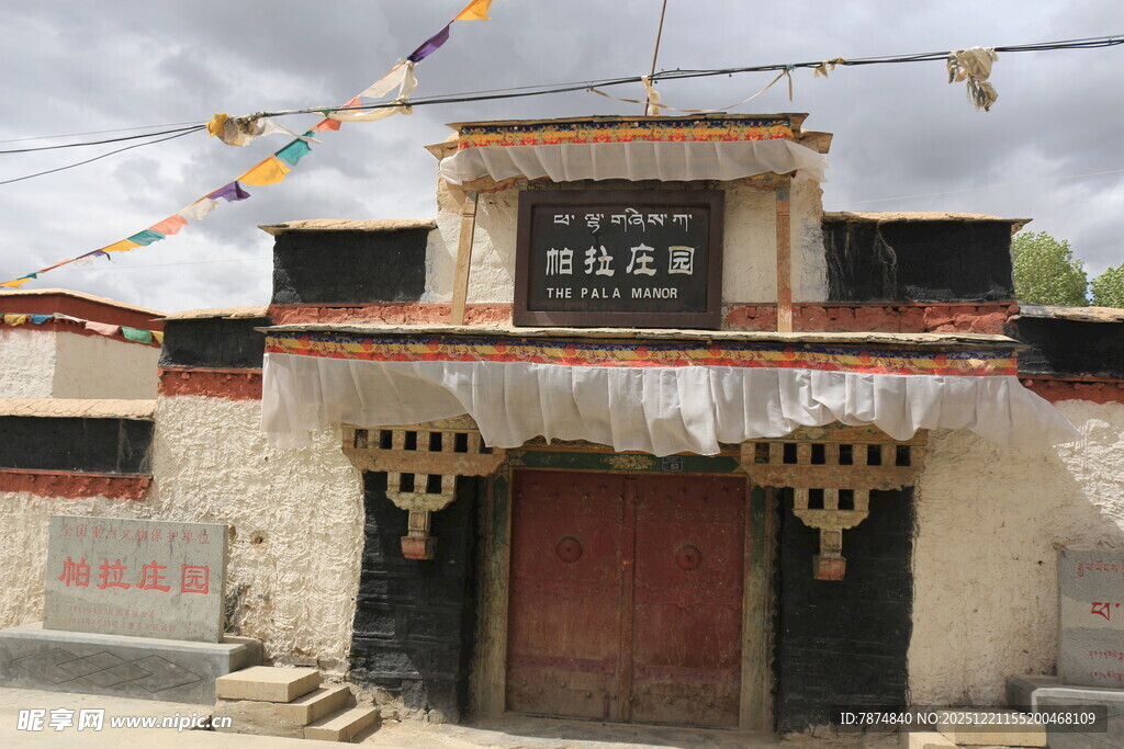 藏式传统建筑的古朴大门