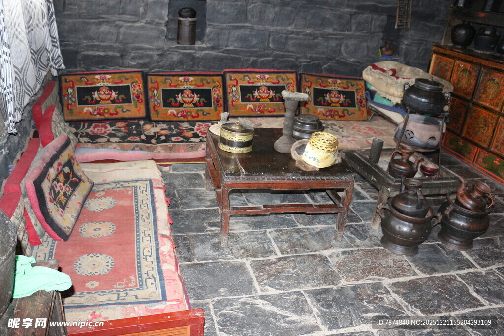 传统古朴的少数民族室内场景