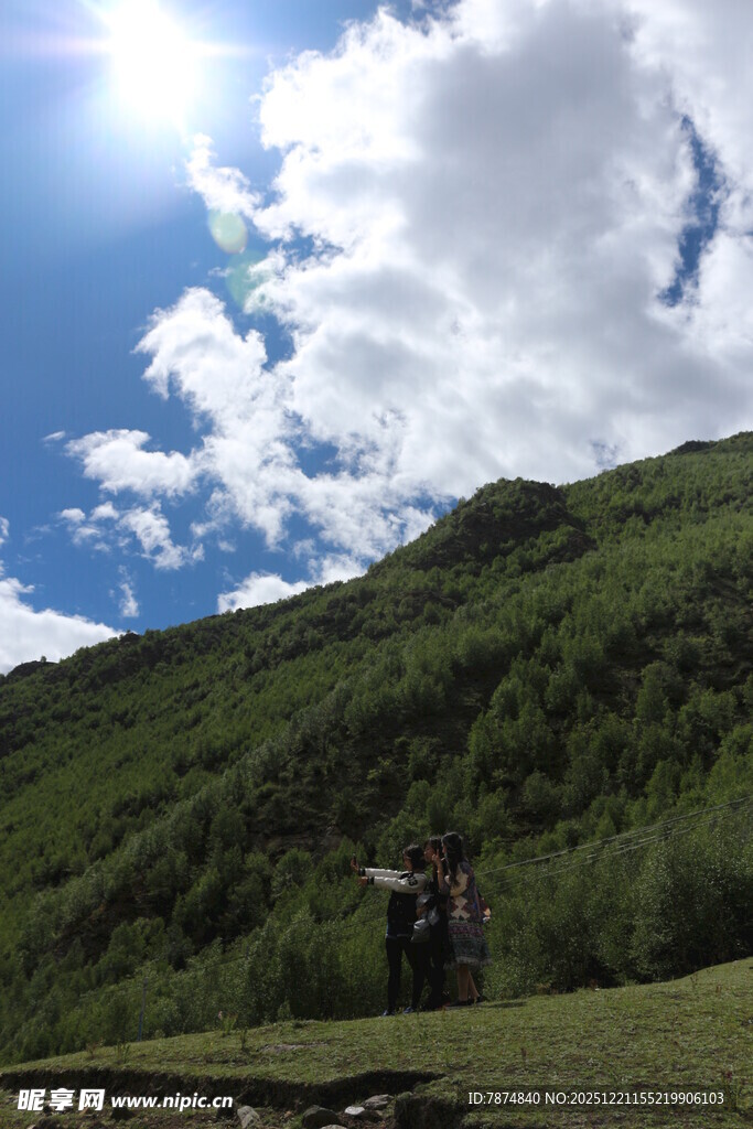 青山蓝天间的自然美景