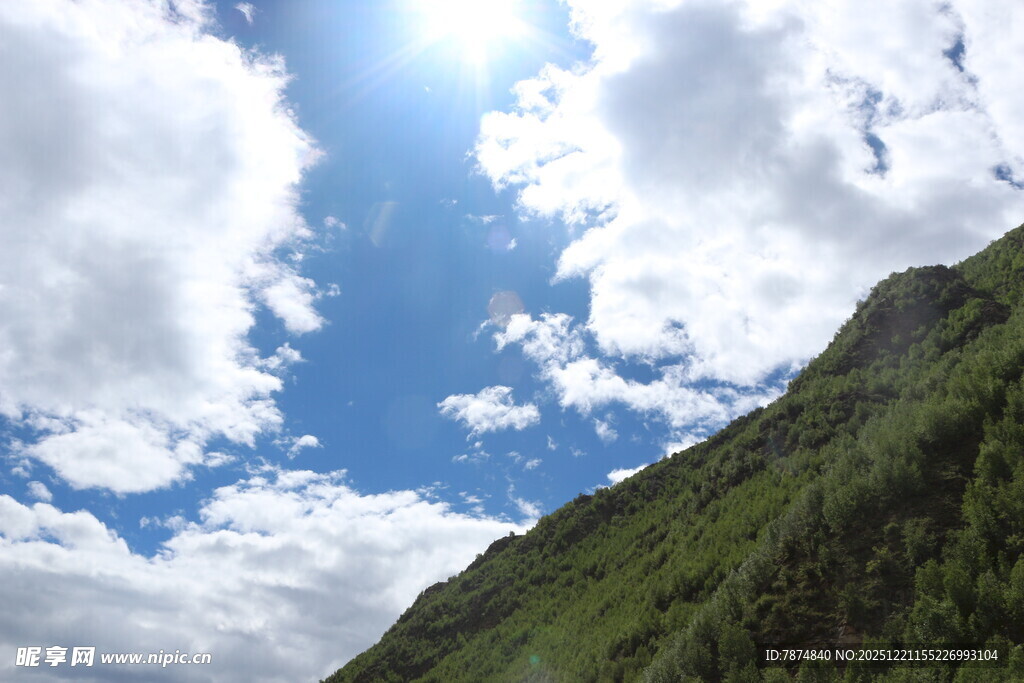 蓝天白云下的翠绿山峦