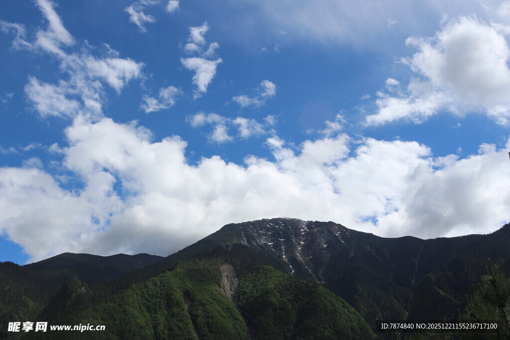 蓝天白云下的青山美景