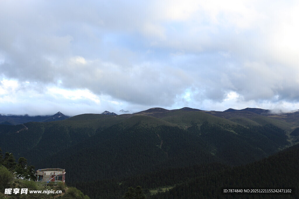 山峦云海间的壮美景色