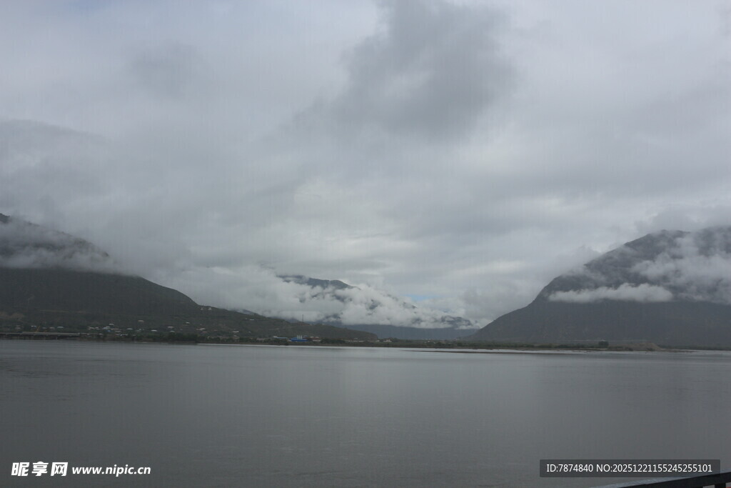 云雾缭绕的山水景致