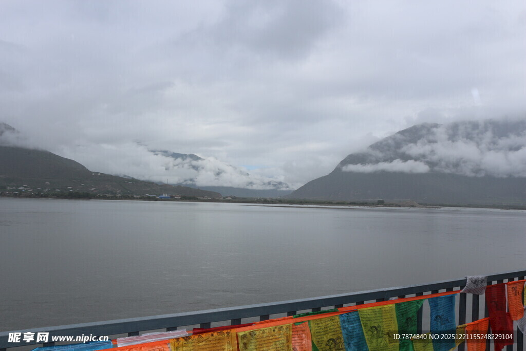 湖畔经幡与远山云雾