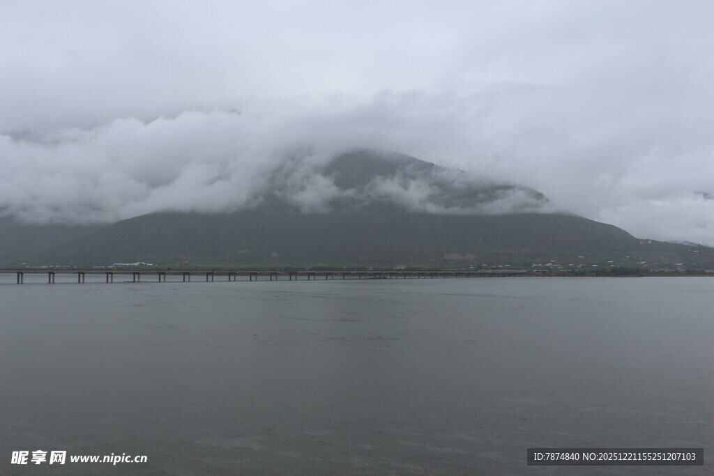 云雾缭绕的山水景致