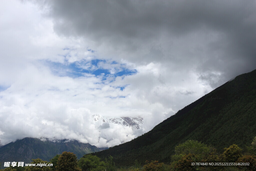 山间云雾缭绕的壮丽景色
