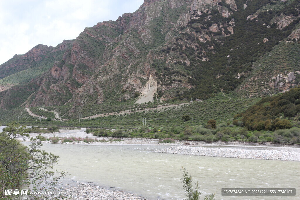 山间河流自然风光图