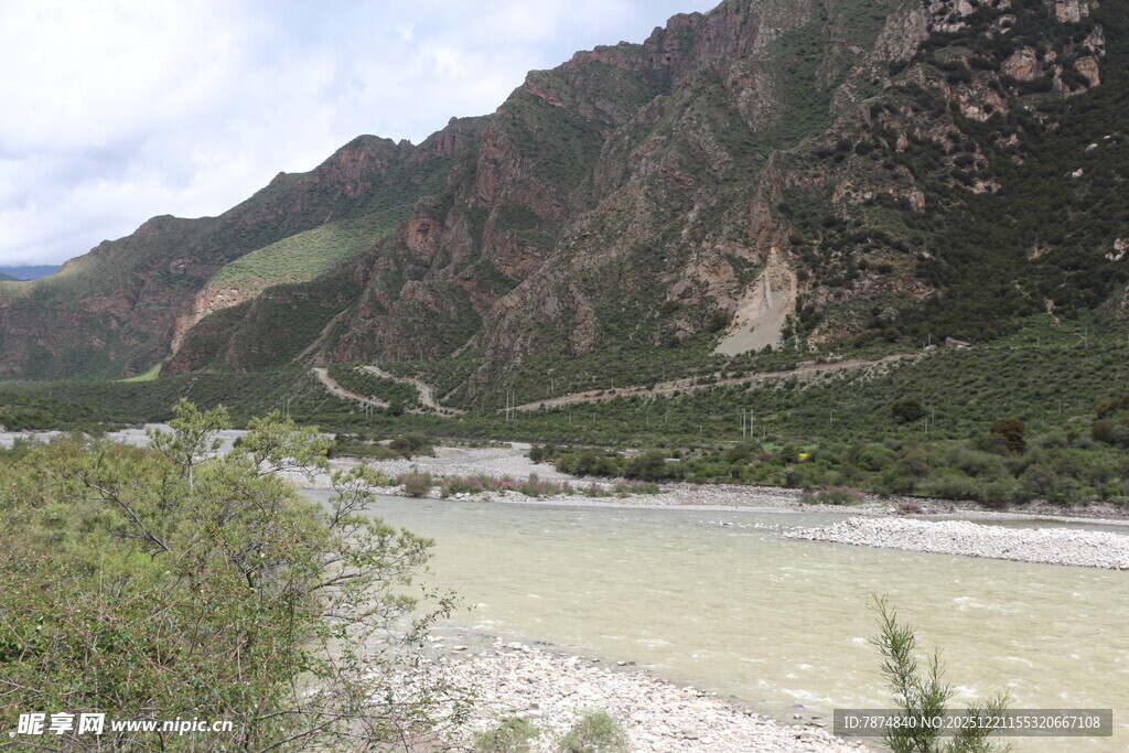 山间河流旁的自然景致