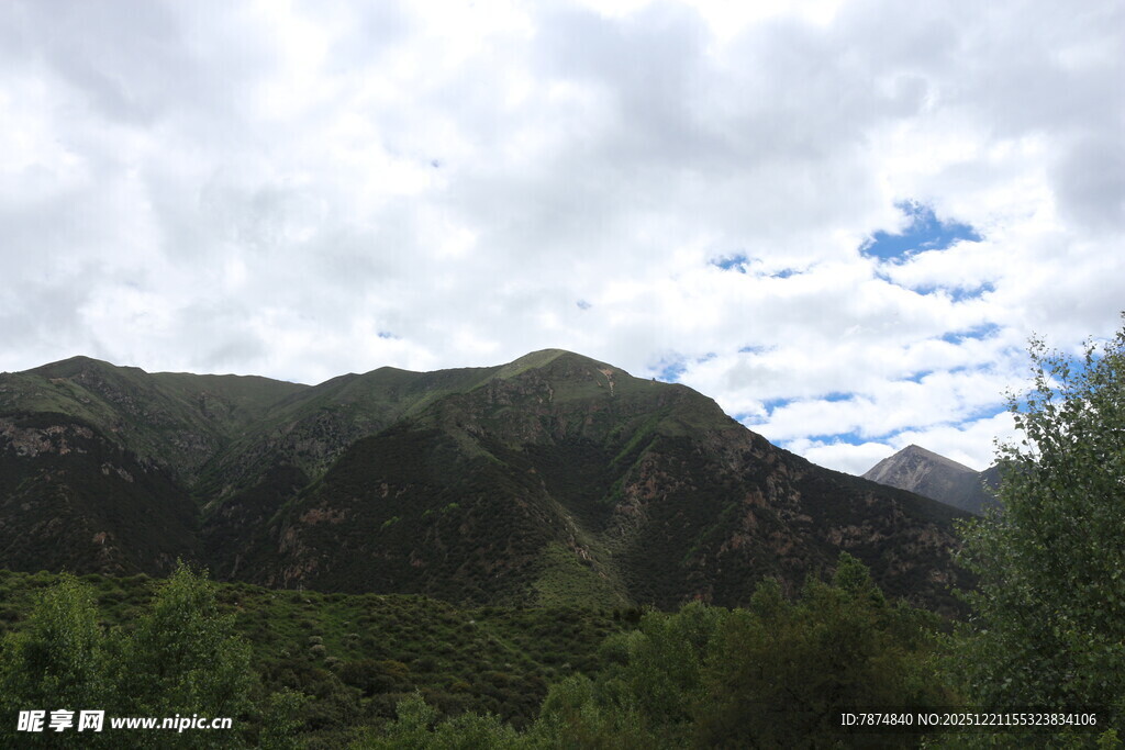 山峦叠翠间的自然景致