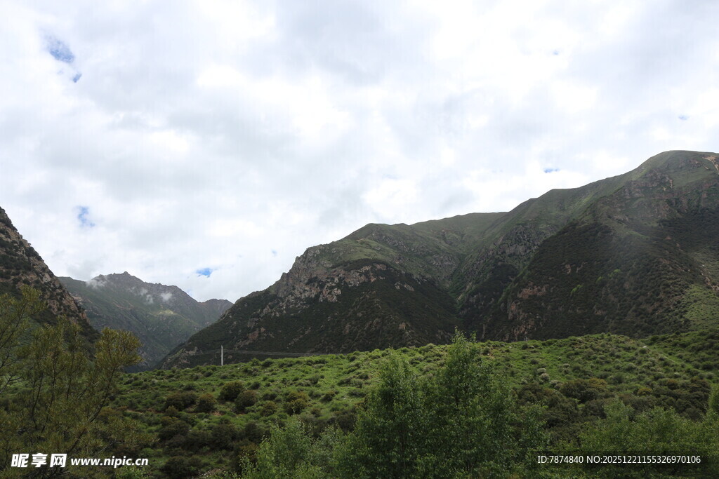 山间绿意盎然的自然景致