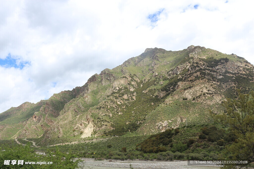 巍峨青山伴蜿蜒河流