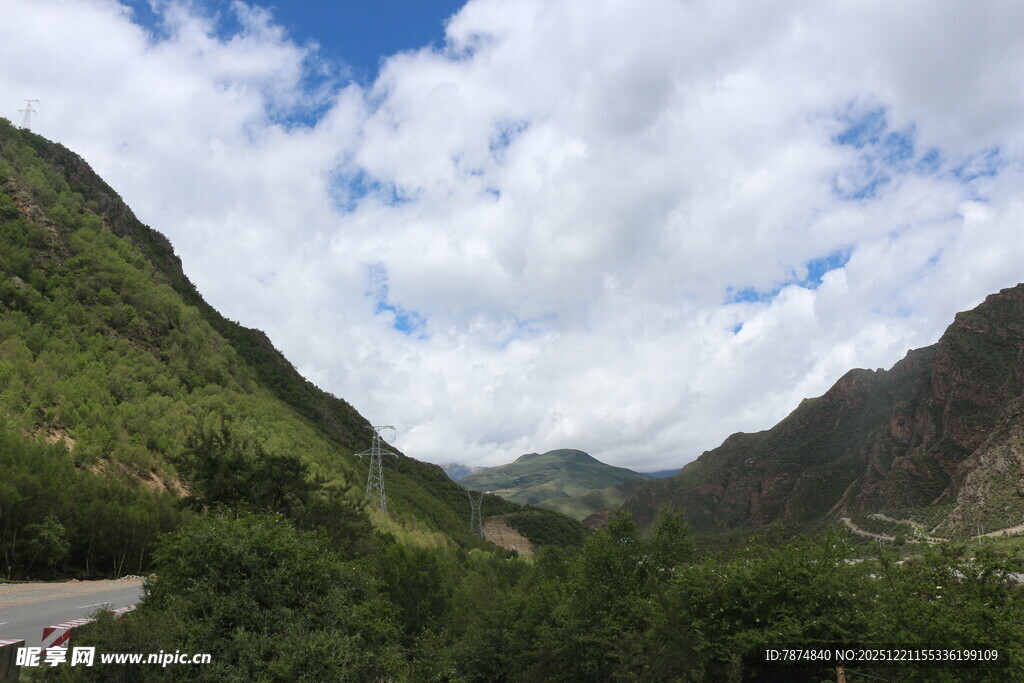 山间美景 绿意盎然的山谷