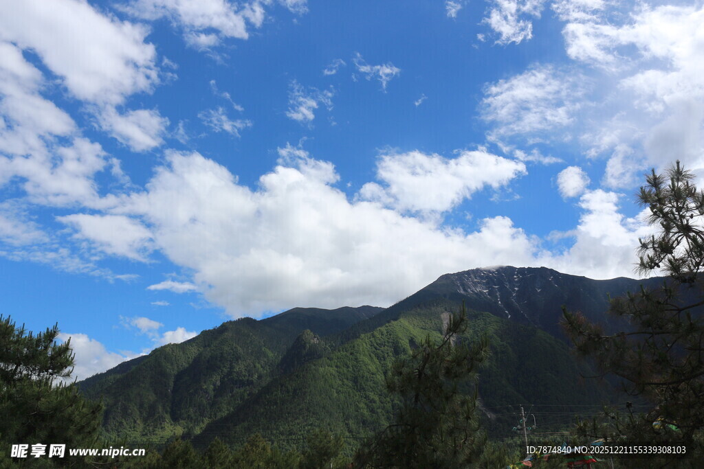 蓝天白云下的青山美景