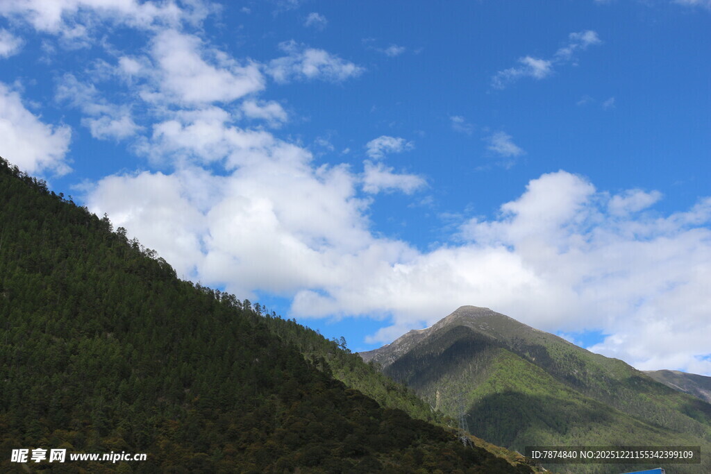 蓝天白云下的青山美景
