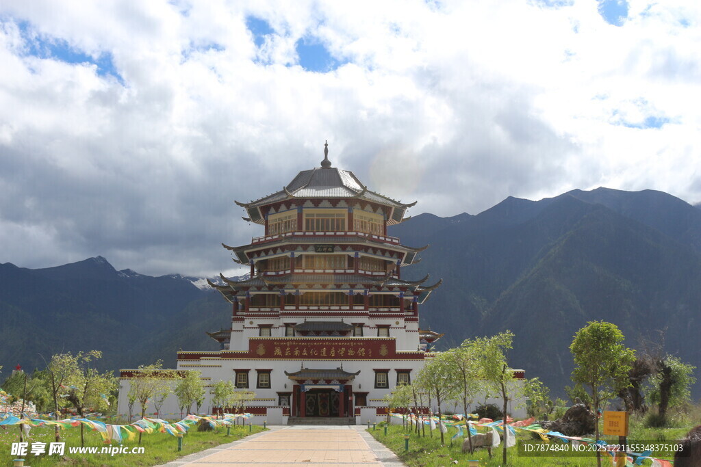 中式古塔矗立秀丽山水间