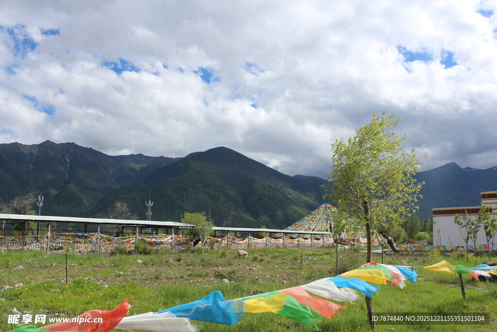草原上的多彩经幡与远山