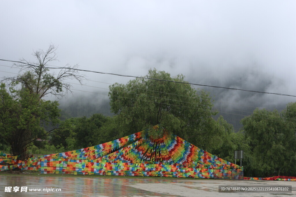河畔五彩经幡随风飘扬