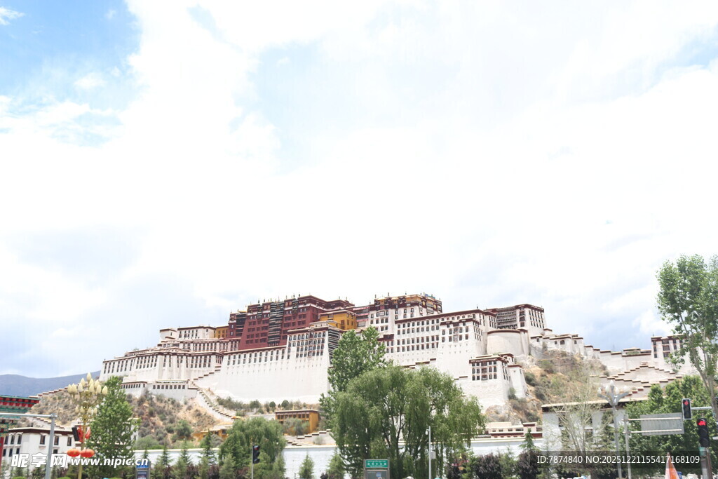 布达拉宫壮丽外观